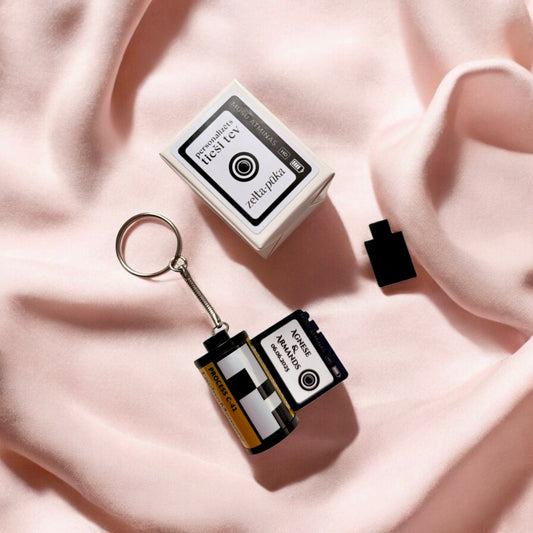 Foto filmiņas atslēgu piekariņš ar atmiņu fotogrāfijām (DĀVANĀ kastīte) - Zelta Pūka