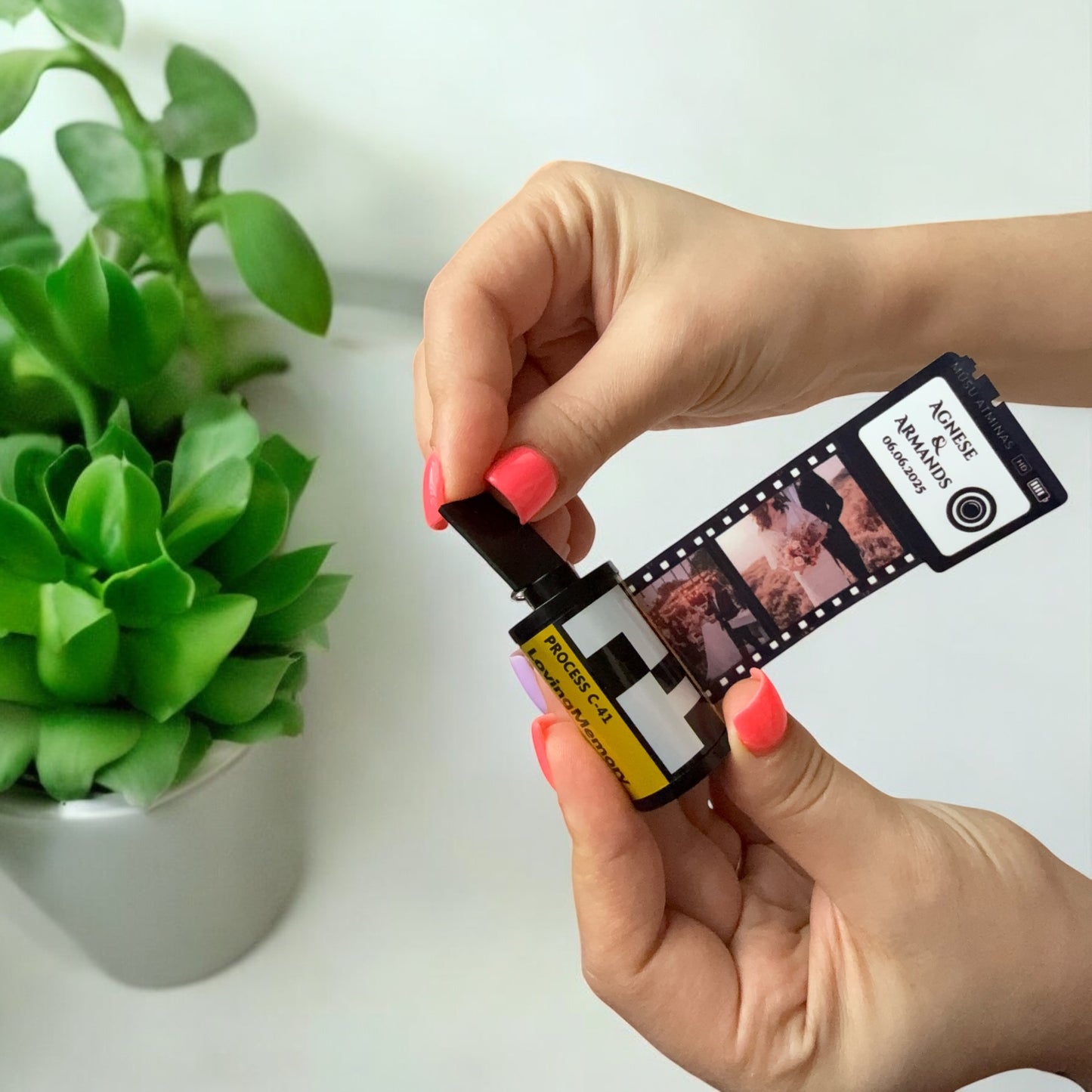 Foto filmiņas atslēgu piekariņš ar atmiņu fotogrāfijām (DĀVANĀ kastīte) - Zelta Pūka