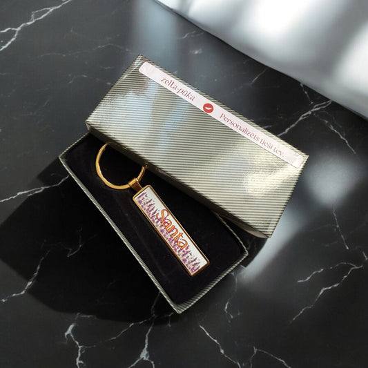 Metāla atslēgu piekariņš ar tavu tekstu (DĀVANĀ KASTĪTE) - Zelta Pūka