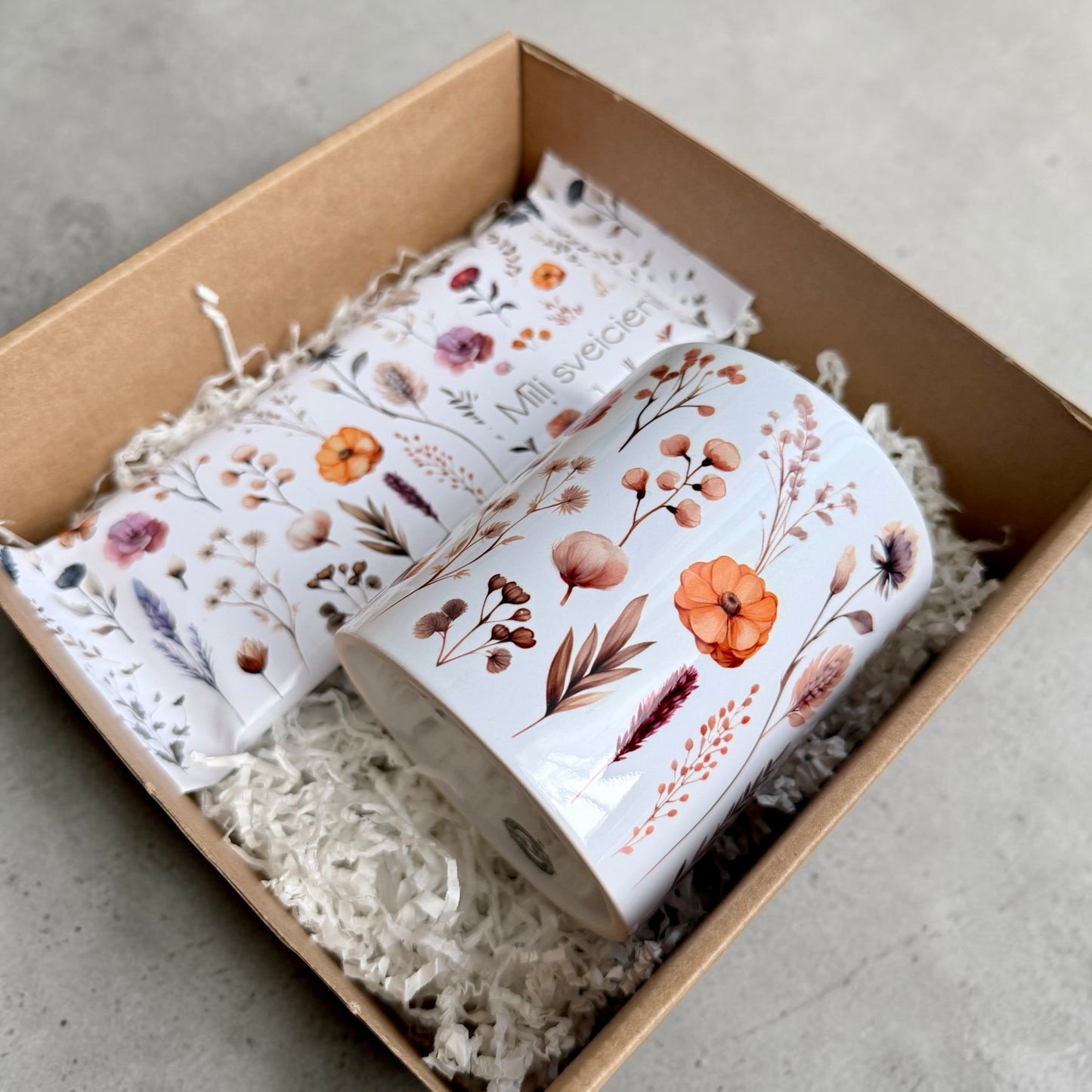 āvanu komplekts ar ziedu krūzi un personalizētu šokolādi kastītē Ziedu pļava | Zelta Pūka