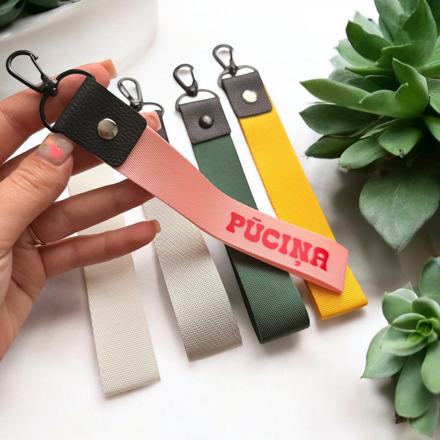 Auduma atslēgu piekariņš ar personalizētu vārdu - Zelta Pūka