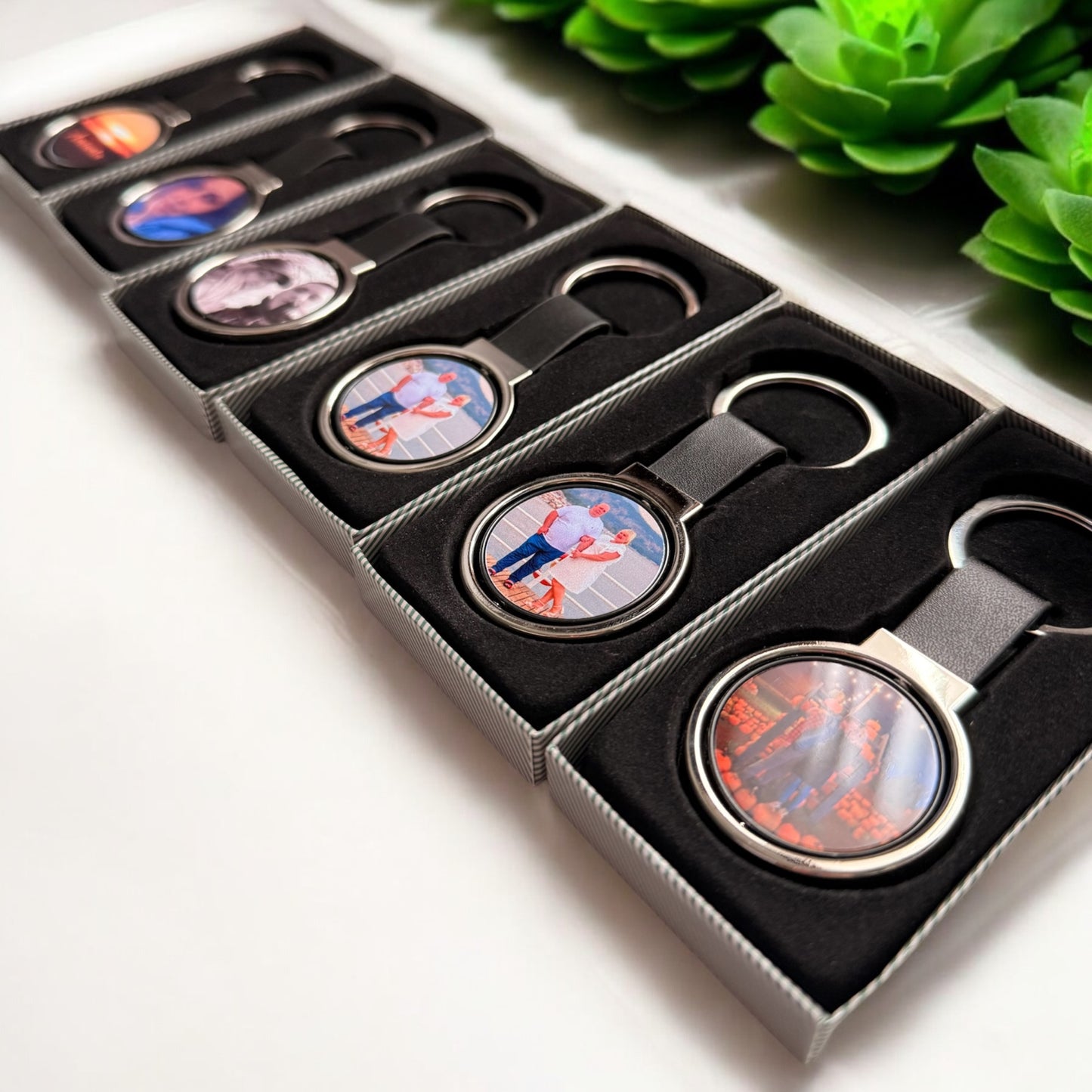 Melns rotējošs atslēgu piekariņš ar foto + kastīte - Zelta Pūka