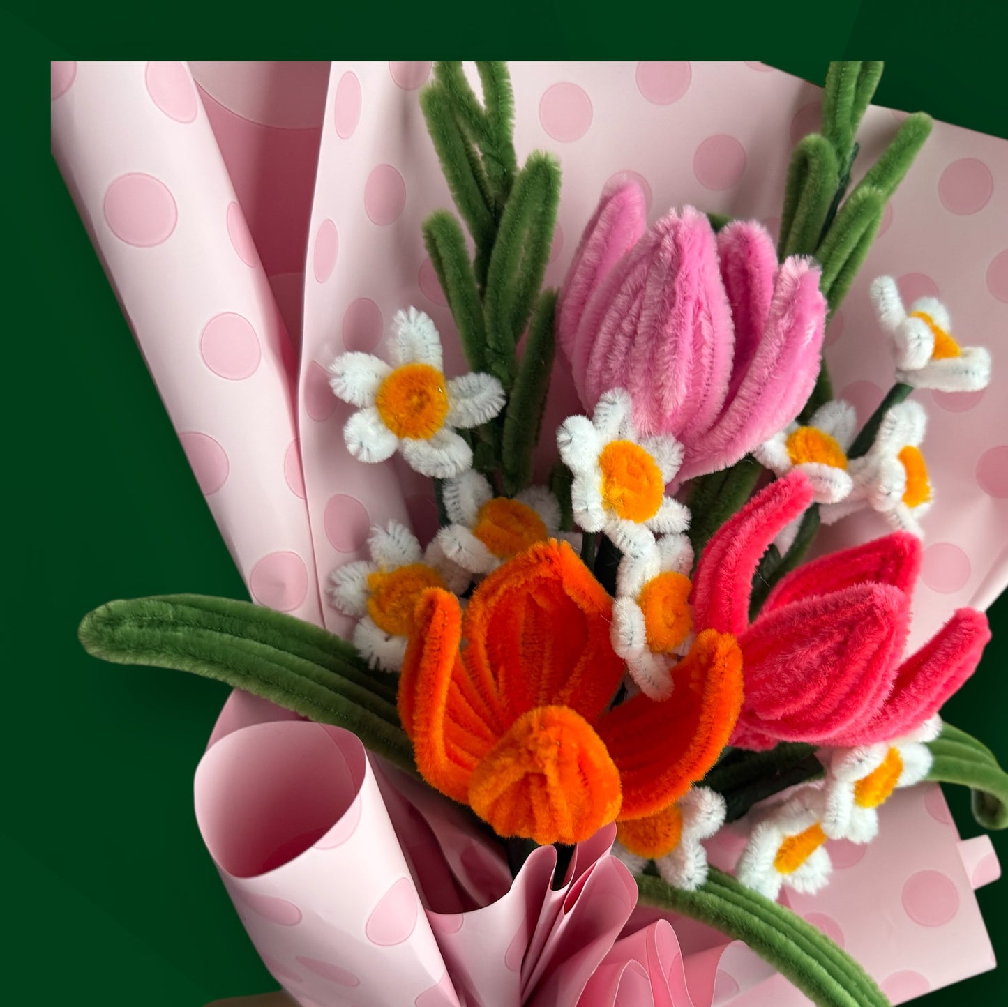 Pūkaino ziedu pušķis - Tulpes un margrietiņas