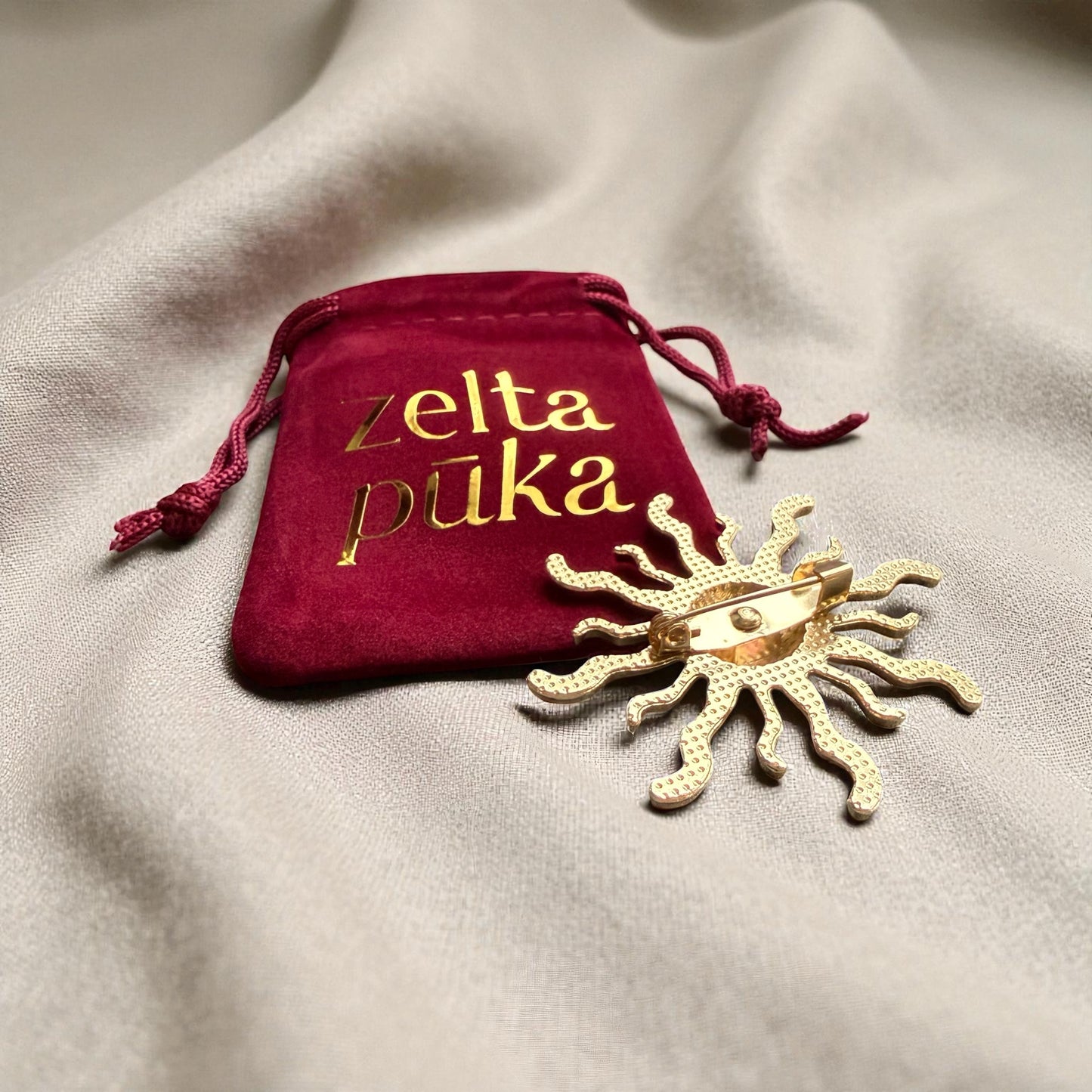 Dekoratīva piespraude SAULE