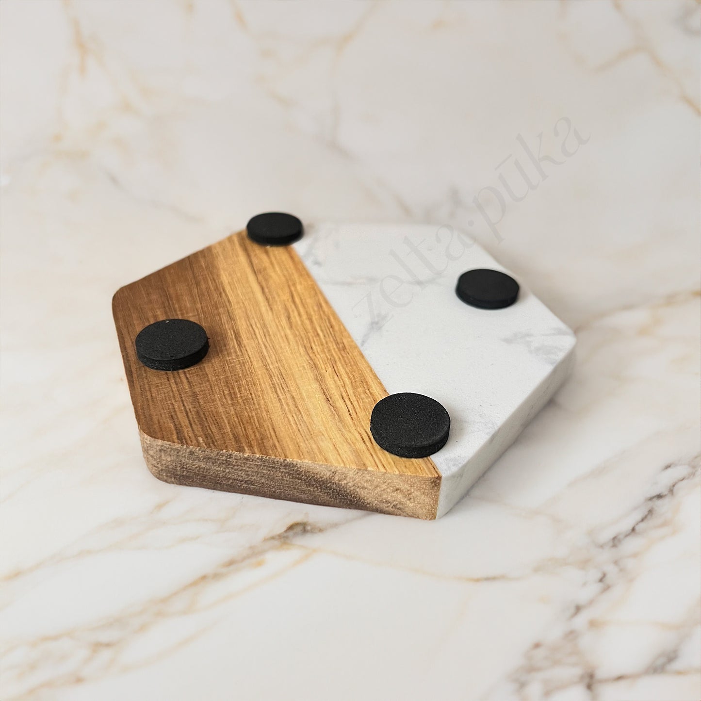 Personalizēts koka un marmora krūzes paliktnis - Zelta Pūka