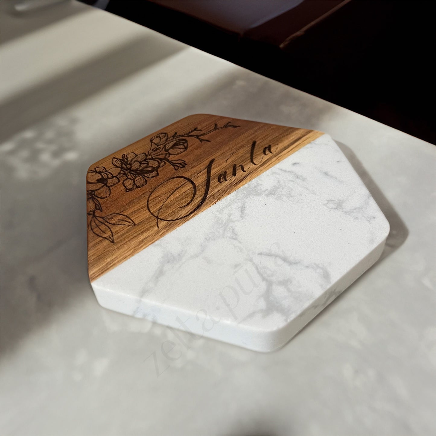 Personalizēts koka un marmora krūzes paliktnis - Zelta Pūka