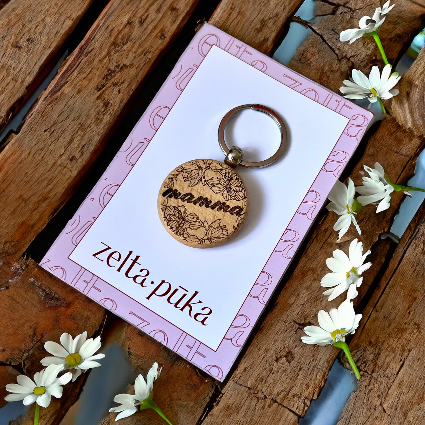 Apaļš koka atslēgu piekariņš ar ziedu motīvu - Zelta Pūka