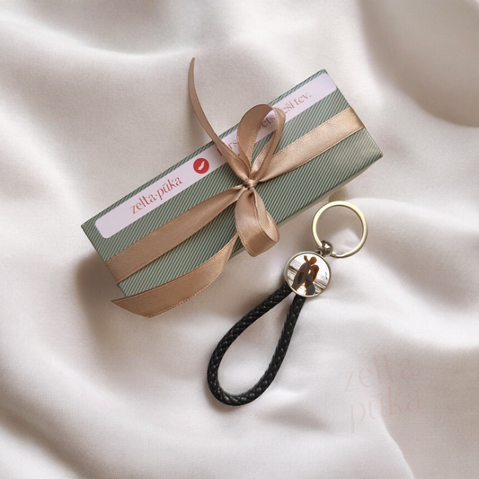 Melns pīts atslēgu piekariņš ar foto (DĀVANĀ KASTĪTE) - Zelta Pūka