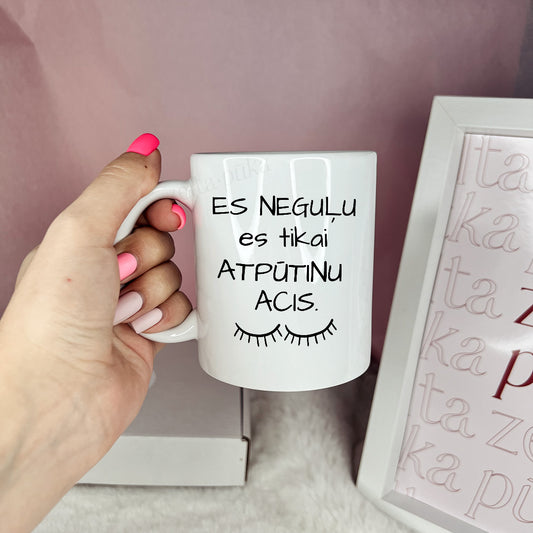 Es neguļu - balta keramikas krūze - Zelta Pūka