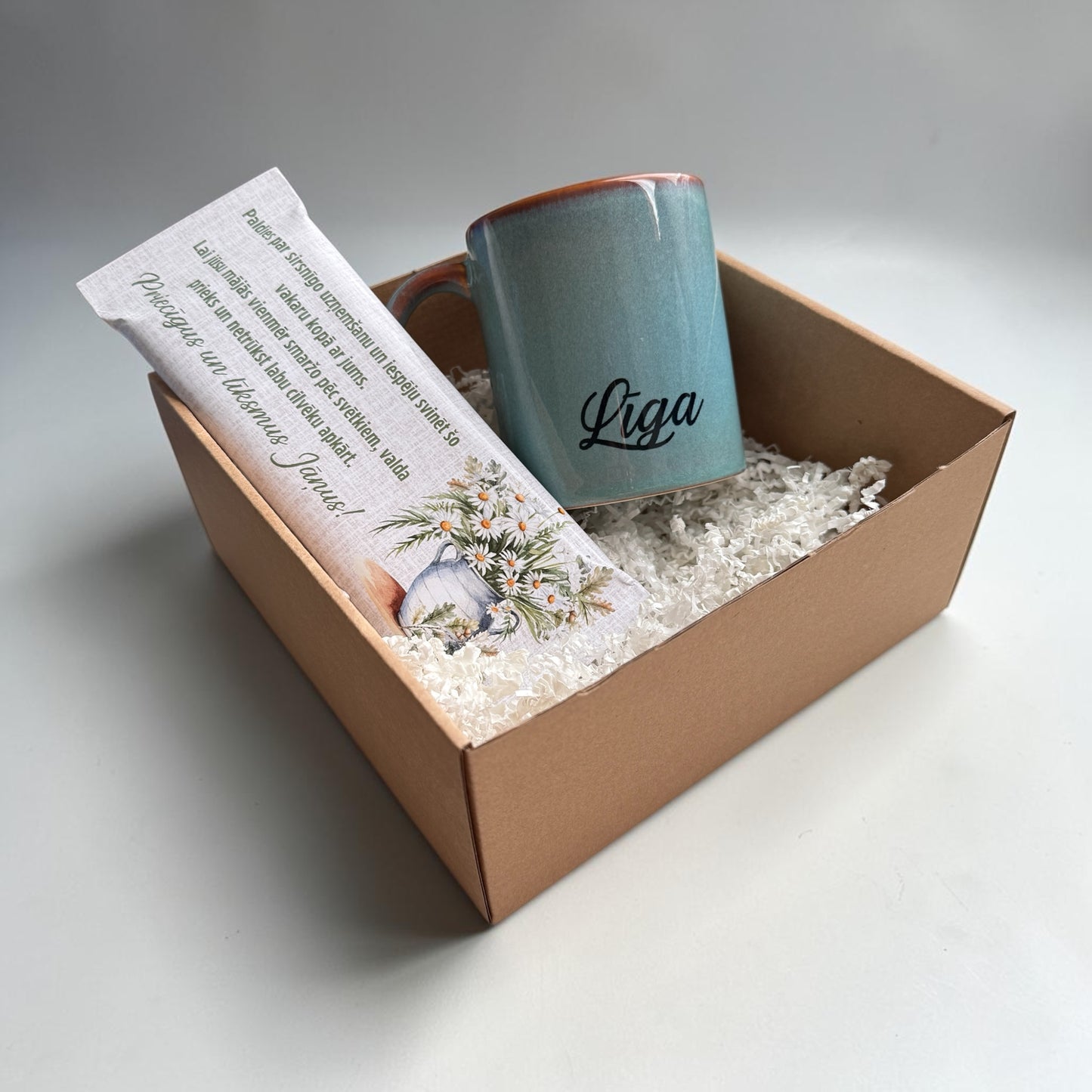 mini Jāņu dāvanu komplekts ar personalizētu krūzi, šokolādi un dāvanu kastīti | Zelta Pūka