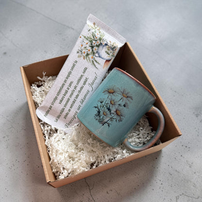 mini Jāņu dāvanu komplekts ar personalizētu krūzi, šokolādi un dāvanu kastīti | Zelta Pūka