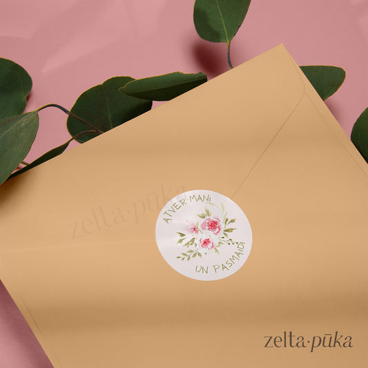 "Atver mani" uzlīme iepakojumam ar rozā ziedu ilustrāciju