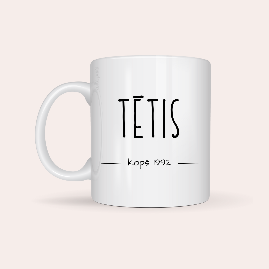 Balta personalizēta krūze ar uzrakstu TĒTIS kopš 1992