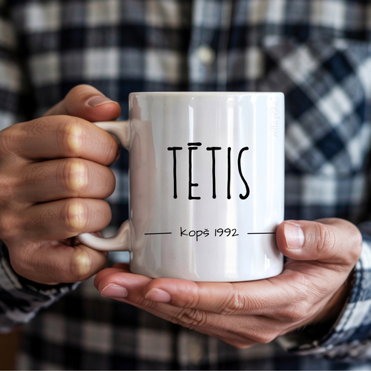Balta personalizēta krūze ar uzrakstu TĒTIS kopš 1992