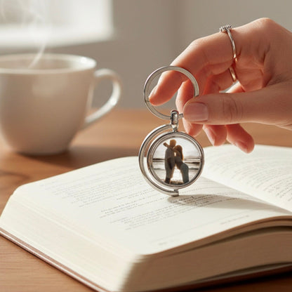 Rotējošs metāla atslēgu piekariņš ar foto