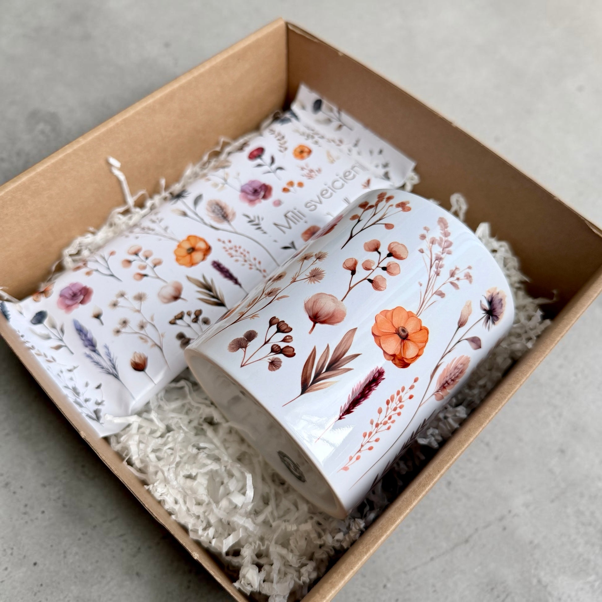 āvanu komplekts ar ziedu krūzi un personalizētu šokolādi kastītē Ziedu pļava | Zelta Pūka