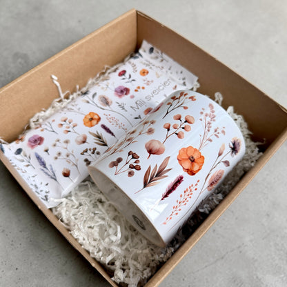 āvanu komplekts ar ziedu krūzi un personalizētu šokolādi kastītē Ziedu pļava | Zelta Pūka