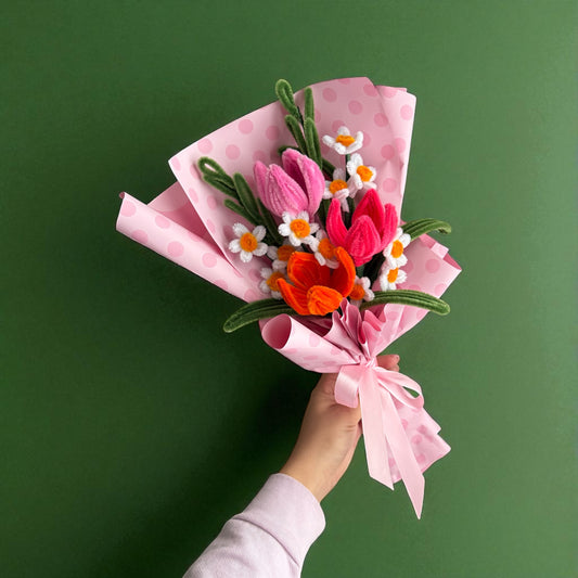 Pūkaino ziedu pušķis - Tulpes un margrietiņas