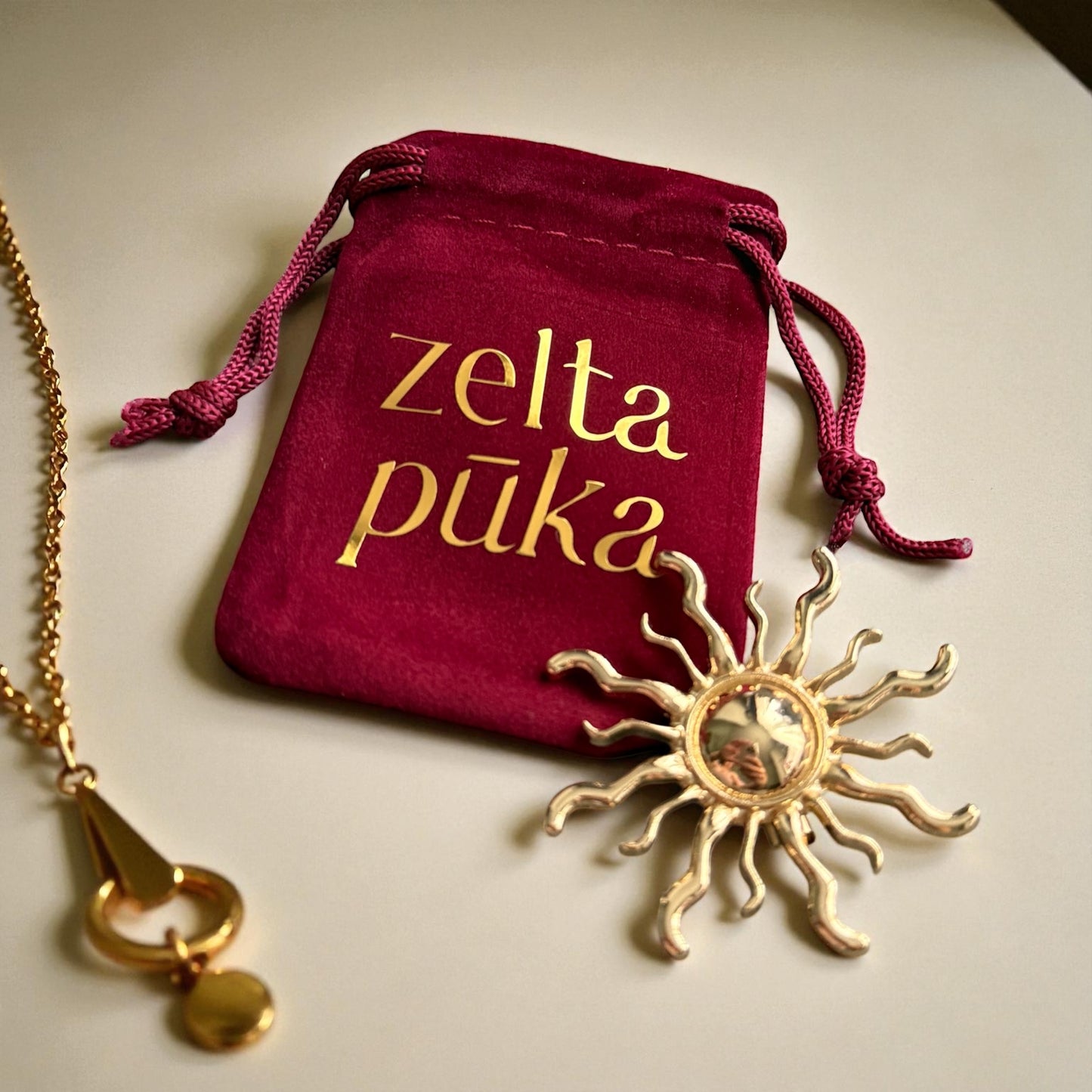 Dekoratīva piespraude SAULE