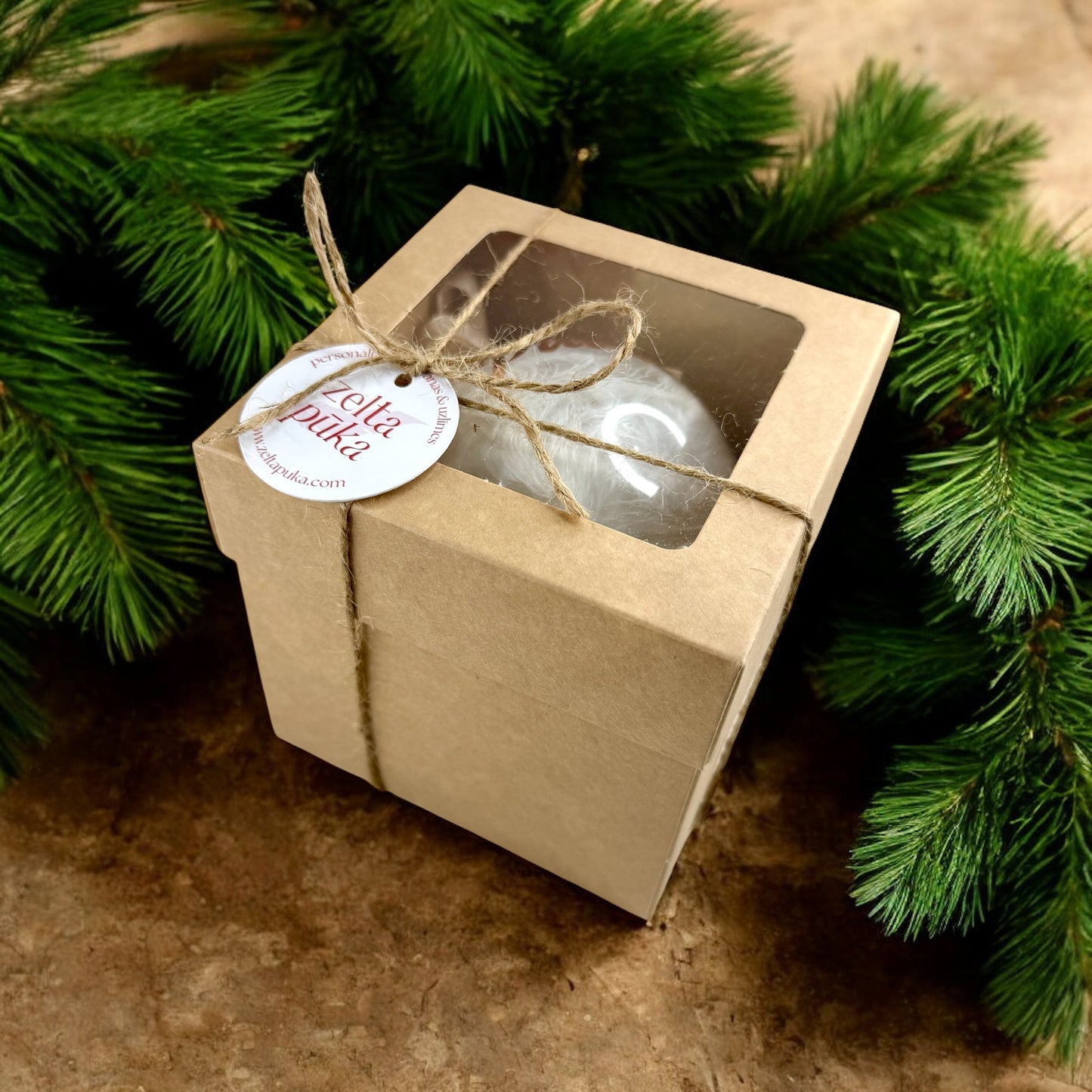 Katra eglītes rotājuma (bumbas) atsevišķa iesaiņošana