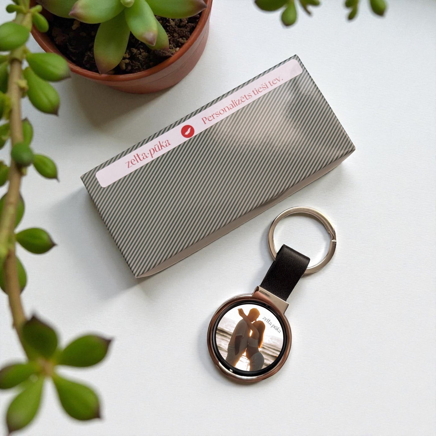 Black rotating keychain with photo + box