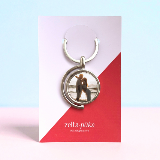Rotējošs metāla atslēgu piekariņš ar foto