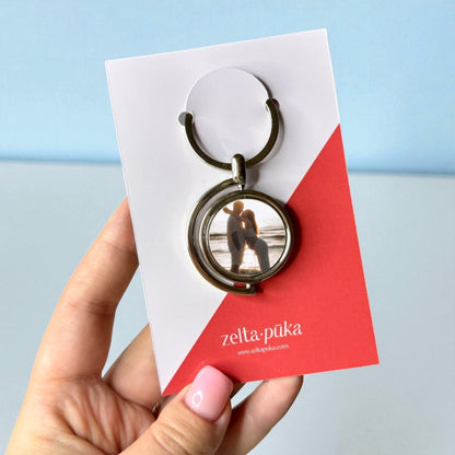 Rotējošs metāla atslēgu piekariņš ar foto