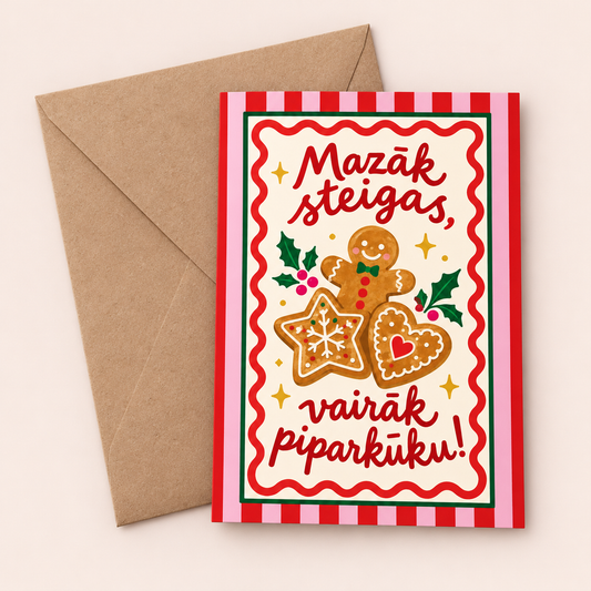 Ziemassvētku kartīte ar piparkūku ilustrācijām, rozā un sarkanu svītrainu apmali un uzrakstu “Mazāk steigas, vairāk piparkūku!”.