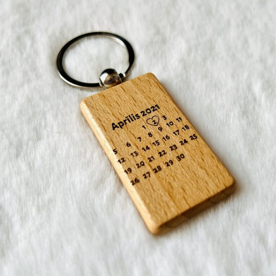 Wooden keychain with a personalized calendar