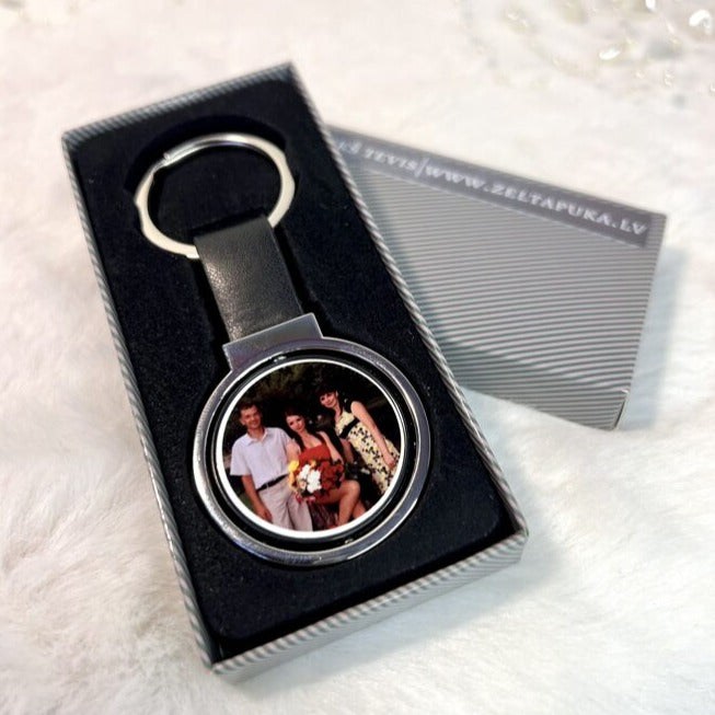 Black rotating keychain with photo + box