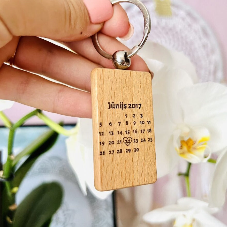 Wooden keychain with a personalized calendar